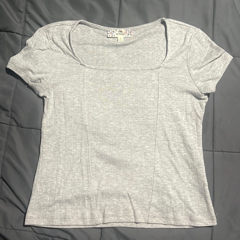grey t shirt